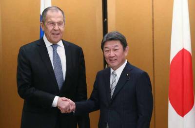 Глава МИД Японии обсудил с Лавровым Курилы и мирный договор