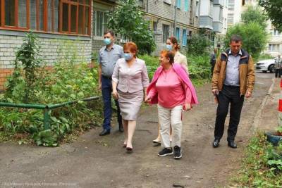 Мэр Рязани встретилась с жителями улицы Космонавтов по вопросу ремонта междворового проезда