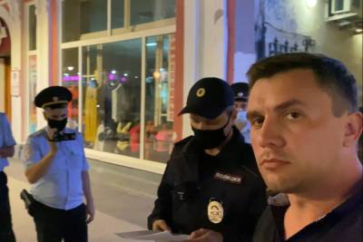 Николая Бондаренко ночью в центре Саратова окружила полиция