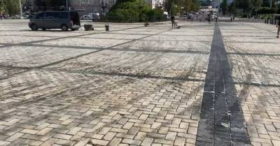 Первоначальное состояние уже не вернуть: На Софийской площади остались следы шин, несмотря на клининг