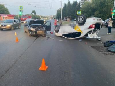 В Уфе машина такси опрокинулась на крышу