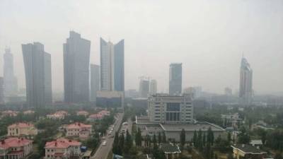 Дым от сибирских лесных пожаров накрыл столицу Казахстана