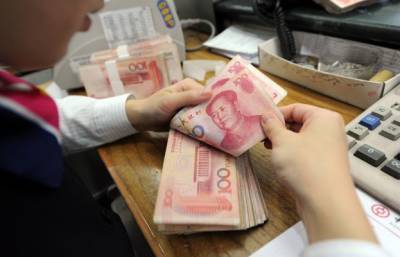 Кредиты в юанях, выданные банками Китая, сократились почти вдвое