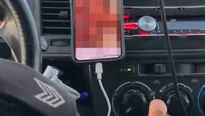 Видео: полицейские смотрят порно в патрульной машине на ходу