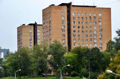 Приятели вытолкнули мужчину с пятого этажа во время пьяной драки в Москве