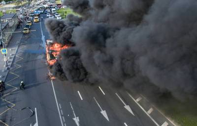 Опубликовано видео горящего автобуса в Москве