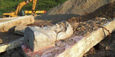 Неизвестные на Сахалине выбросили памятник Гагарину на свалку