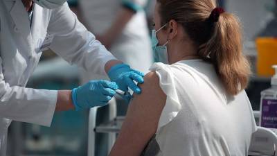 В Роспотребнадзоре призвали не затягивать с вакцинацией от коронавируса