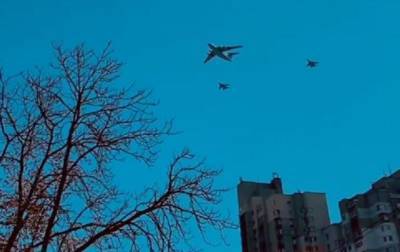 В небе над Киевом пролетела военная авиация
