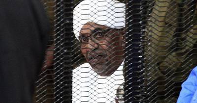 Власти Судана решили выдать экс-президента страны Международному уголовному суду