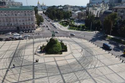 В Киеве Софийскую площадь после дрифта будут чистить еще несколько дней