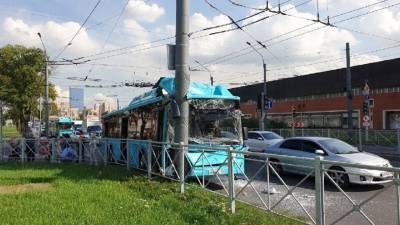 Автобус врезался в столб на Ленинском проспекте, пострадали семь человек