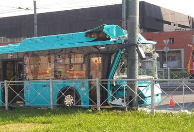 Фото: На юге Петербурга водитель автобуса "поцеловал" столб