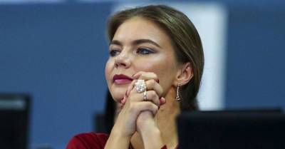 Скрывавшаяся от камер Кабаева выступила в платье за четверть миллиона рублей