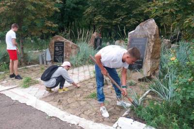 Жители Перевальска привели в порядок городской мемориал