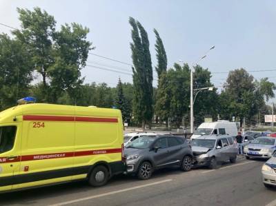 В Уфе в массовое ДТП на светофоре попала карета скорой помощи
