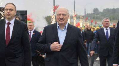 “Разваливаться начинает”: в соцсетях оценили шаткую походку Лукашенко после пресс-конференции