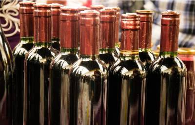 Вино предложили продавать дистанционно через Почту России