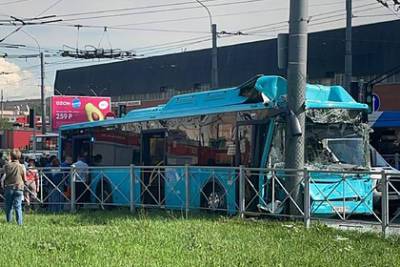 Шестеро россиян пострадали при ДТП с автобусом в Петербурге
