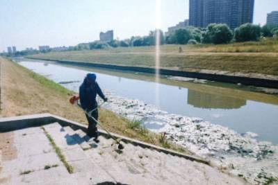 Сотрудники «Ленводхоза» очистили Дудергофский канал от водорослей