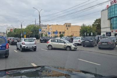 Около торгового центра в Твери попал в аварию автомобиль