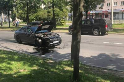 В Красносельском районе водитель Mercedes сбил велосипедиста и протаранил припаркованные автомобили