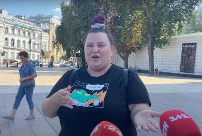 Alyona Alyona пришла отмывать Софийскую площадь после дрифта Red Bull