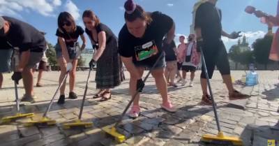 Alyona Alyona пришла на Софийскую площадь отмывать следы от дрифта (ВИДЕО)