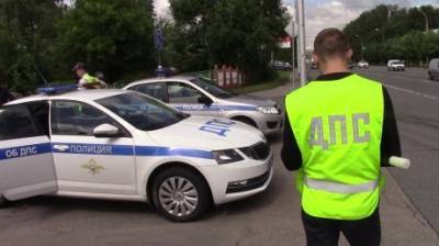 Под Кузнецком водитель ВАЗа положил в бардачок машины ДПС 5 000 руб.