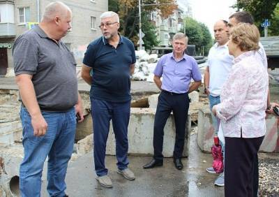 Депутаты облдумы проконтролировали ремонт теплотрассы на улице Новой