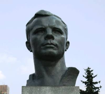 Рогозин требует восстановить на Сахалине оказавшийся на свалке памятник Гагарину