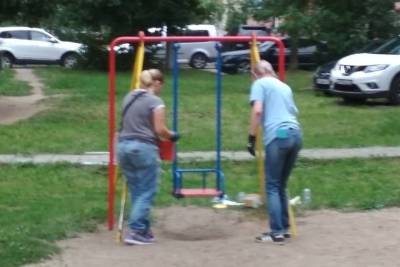 Ярославцы сами отремонтировали детскую площадку