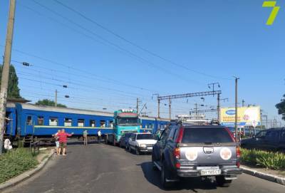 В Одессе поезд врезался в грузовик – на переезде большая пробка (видео)