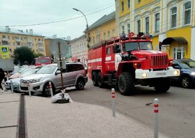 К Торговым рядам в Рязани прибыли пожарные расчеты