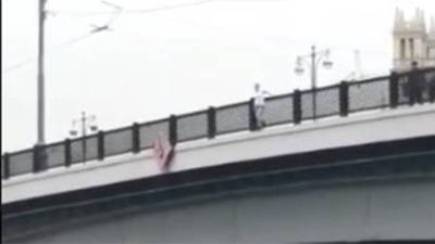 Столичные дорожные рабочие спасли девушку на Большом Устьинском мосту