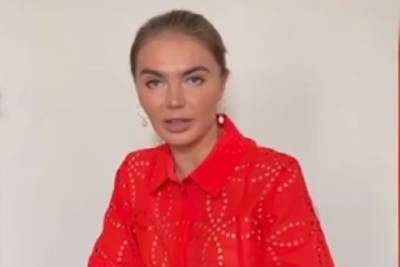 Собчак вычислила стоимость красного платья Кабаевой с домашнего видео