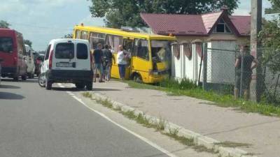 На Львовщине школьный автобус попал в ужасное ДТП: машины разбросало в разные стороны