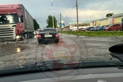 После дождя в Смоленске на Ново-Московской улице поплыли автомобили