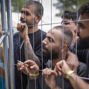 Полиция Литвы задержала сбежавших из лагеря 20 мигрантов