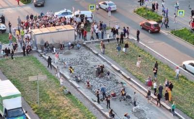 Жители Мурино своими руками обратно укладывают тротуарную плитку на бульваре Менделеева