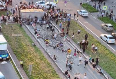 Жители Мурино самостоятельно укладывают разобранную тротуарную плитку на бульваре Менделеева
