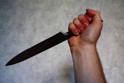 Волгоградец ударил ножом сожительницу, которая ушла к подруге на застолье