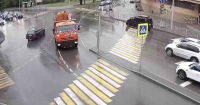 Уборка дороги после разлива техжидкости на Гагарина, где Mercedes сбил ребёнка, попала на видео