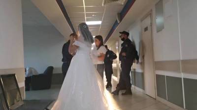 Вести в 20:00. Стреляющая свадьба в Петергофе: что грозит молодоженам