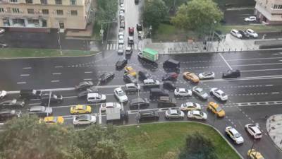 Вести в 20:00. Не подключили светофор: в Москве перекресток усложнил жизнь автомобилистам