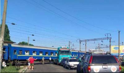 В Одессе поезд протаранил грузовик