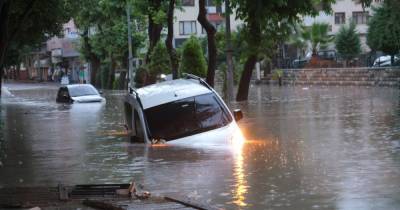 На Турцию обрушилось мощное наводнение, началась эвакуация (видео)