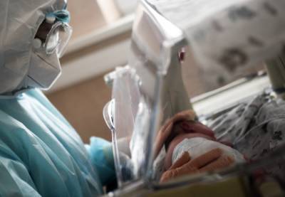 Беременные женщины, имеющие антитела к коронавирусу, передают их новорожденным