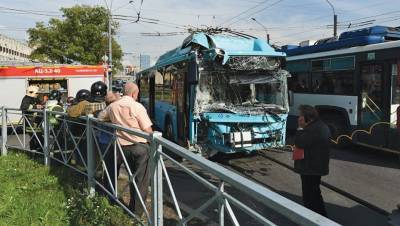 ДТП с автобусом, сбой на сайтах вузов и отклонённая ФАС жалоба: Петербург 11 августа