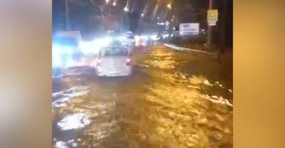 Сильные дожди вновь обрушились на Крым и привели к подтоплению дорог и домов